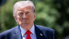 Президент США Дональд Трамп прибывает на Южную лужайку Белого дома в Вашингтоне, округ Колумбия, США, в пятницу, 1 мая 2026 года, чтобы выступить перед СМИ
