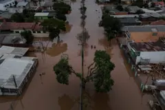 Imagem de drone mostra pessoas caminhando em uma rua inundada em Eldorado do Sul, no Rio Grande do Sul, em 10 de maio de 2024.