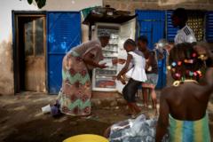 Fatoumata Sinaba produit et vend des sachets de glace 