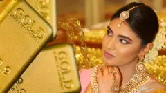රන් අභරණ පැළඳ සිටින තරුණියක් පෙනේ.