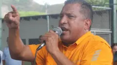 El exgobernador Alfredo Díaz dando un discurso.