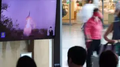 পিয়ংইয়ং এ টিভিতে দেখানো হচ্ছে ক্ষেপণাস্ত্র উৎক্ষেপণের খবর 