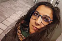 A psicóloga cearense Vitória Figueiredo Barreto em foto divulgada pela Polícia de Essex. Ela usa óculos, tem cabelos escuros longos e veste roupas de frio