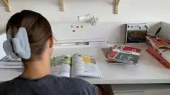 Девојчица за писаћим столом