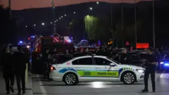 ضباط الشرطة التركية يؤمنون جزءًا من طريق رئيسي في كهرمان قازان، على بعد حوالي 40 كيلومترًا (25 ميلاً) شمال أنقرة في 23 أكتوبر 2024، بالقرب من مبنى الصناعات الجوية والفضائية التركية 