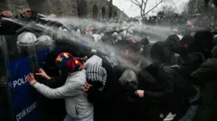 La policía antidisturbios turca utilizó gases lacrimógenos para dispersar a los manifestantes durante una protesta en apoyo del alcalde arrestado de Estambul en marzo de 2025.