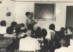 Sala de aula de curso de alfabetização para adultos e crianças no Rio, em 1963, ano em que foi instituído o Dia do Professor no Brasil