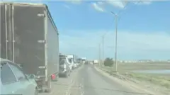 Walikota Melitopol Ukraina, Ivan Fedorov, mengunggah foto-foto pada Sabtu malam (6/5) tentang antrean lima jam "gila" mobil-mobil yang ingin meninggalkan daerah dekat pabrik nuklir