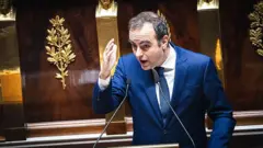 Лекорню выступает с трибуны Национальной ассамблеи накануне голосования