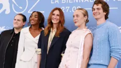 Michael Stuhlbarg, Ayo Edebiri, Julia Roberts, Chloë Sevigny y Andrew Garfield posan juntos en el Festival de Venecia.
