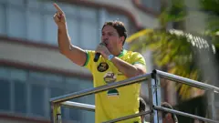 Alexandre Ramagem discursando em uma manifestação pró-Bolsonaro.
