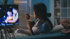 ٹی وی کے سامنے بیٹھ کر کھانا