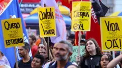 Ato do Dia do Trabalhador pede o fim da escala 6x1 e melhores condições de trabalho e renda, na Cinelândia, no centro da capital fluminense. Em 1º de maio de 2025