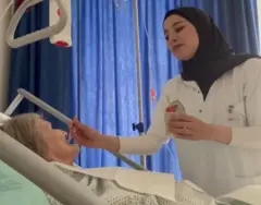 خلود إبراهيم، تغني وتطعم مسنّة