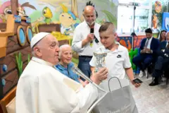 O papa Francisco, a freira Jeanningros e uma criança em julho de 2024