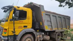 ఇసుకను తరలిస్తున్న లారీ