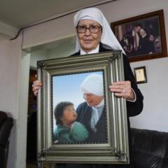 La hermana Viola con una imagen de la Madre Antonia y un niño.