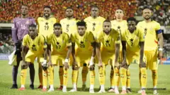 BLACKSTARS team photo before a game, the players in their yellow jersey 