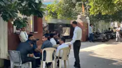 ஊடகங்கள் வளாகத்துக்குள் அனுமதிக்கப்படவில்லை. சில பத்திரிகையாளர்கள் வீடியோ எடுக்க முயன்றபோது, அவர்கள் வாயிலிலேயே தடுக்கப்பட்டனர்.