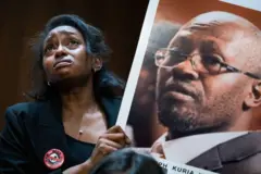 Zipporah Kuria brandit la photo de son père lors d'une audition du Congrès américain sur les accidents mortels.