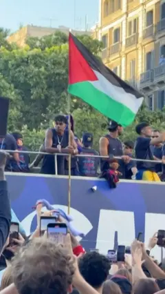 تصویر یامال با پرچم فلسطین در دستش 