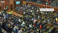 Hunka'nın alkışlandığı an