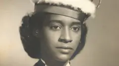 Retrato1xbetpreto e branco1xbetIracema1xbetAlmeida, uma jovem mulher negra,1xbetfoto1xbetseu álbum1xbetformatura na Escola Paulista1xbetMedicina1xbet1951 - Arquivo pessoal/Raphaella Reis