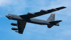 طائرة قاذفة استراتيجية من طراز بوينغ B-52 ستراتوفورتريس تابعة لسلاح الجو الأمريكي في قاعدة جوية