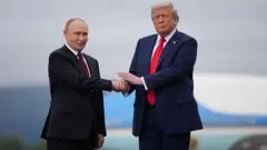 Путін та Трамп тиснуть руки