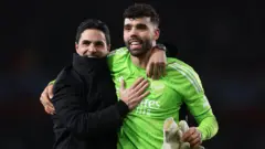 Mikel Arteta na David Raya