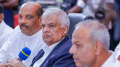 ‘සමාජ සම්මුතිය පාලකයා විසින් ඉරා දමනු ලබන්නේ නම්, ජනතාවට විප්ලව කිරීමේ අයිතිය ලැබෙන බව ජෝන් ලෝක් කියන බ්‍රිතාන්‍ය ජාතික සමාජ සම්මුතිවාදී චින්තකයා කියල තියෙනවා. එහෙම වෙන්න කියල මම කියන්නෙ නෑ. ඒත්, දිගින් දිගට ම ඡන්දය කල් දැමීම අනතුරකට අත වැනීමක්,’දේශපාලන විශ්ලේෂකයෙකු වන ආචාර්ය දයාන් ජයතිලක බීබීසී සිංහල සේවයට පැවසීය.