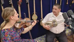 دو نوازنده در حال نواختن ساز