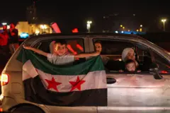 شادی مردم سوریه بعد از اعلام رفع تحریم‌ها کودک در حال نگه داشتن پرچم سوریه