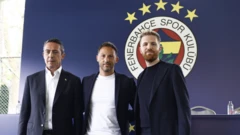 Ali Koç, Domenico Tedesco ve Fenerbahçe futbol direktörü Devin Özek poz verityor