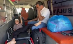 Daa'ima Filisxeem ambulaansii keessa jiru