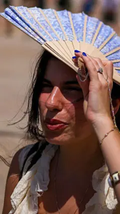 Mujer sufriendo el calor en Europa