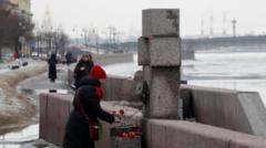 ロシア・サンクトペテルブルクで、政治犯の慰霊碑に花を手向ける人