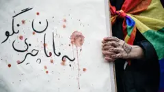 پلاکاردی با جمله «به مامان چیزی نگو»
