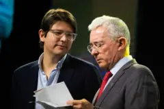 Miguel Uribe Turbay junto ao ex-presidente Álvaro Uribe Vélez em 2023.