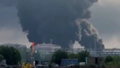 Ifoto yakuwe muri videwo igaragaza ububiko bw'ibikomoka kuri peteroli bw'i St Petersburg burimo gushya mu majyaruguru ashyira uburengerazuba bw'Uburusiya, nyuma y'igitero cya Ukraine. 
