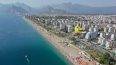 Antalya'da sahil ve sahile yakın evlerin geniş bir karesi