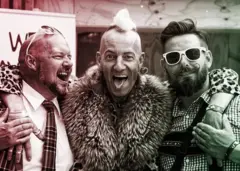 Deux lecteurs, à gauche et à droite, appréciant de lire leur livre en chair et en os (au milieu)