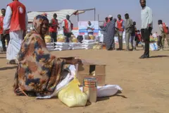 Una mujer en un campo de refugiados sudaneses