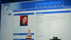 Mark Zuckerberg diante de página antiga do Facebook