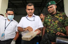 රේගු නිලධාරියෙක් පාර්සලයක් පරීක්ෂා කරන ආකාරය