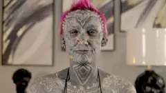 आफ्नो शरीरमा धेरै ट्याटू खोपाएकी महिला