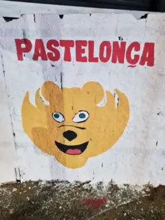 Desenho em muro onde se lê "Pastelonça" com um desenho de um animal amarelo e sorridente, fotografado em Vila Velha, Espírito Santo
