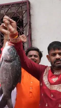 மீனுடன் பாஜகவினர் பரப்புரை 