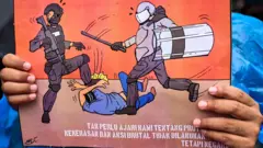 Pegiat HAM yang tergabung dalam Jaringan Solidaritas Korban untuk Keadilan membawa poster saat mengikuti aksi Kamisan ke-897 di depan Istana Merdeka, Jakarta, Kamis (12/2/2026). Aksi Kamisan ke-897 itu mengusung tema Hentikan Kekerasan Terhadap Pers dan Ancaman Pembungkaman Kebebasan Berekspresi.