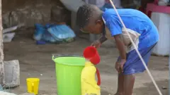 أطفال سودانيون يحاولون الحصول على طعام يومهم في ظل أوضاع صعبة